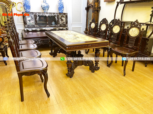 Điểm nổi bật trong thiết kế của bộ bàn ăn cù lá chạm hoa lá tây