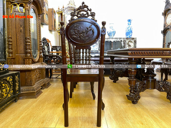 Điểm nổi bật trong thiết kế của bộ bàn ăn cù lá chạm hoa lá tây