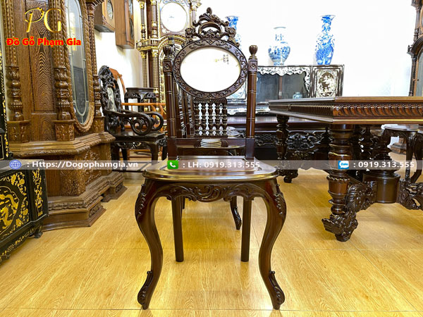 Điểm nổi bật trong thiết kế của bộ bàn ăn cù lá chạm hoa lá tây