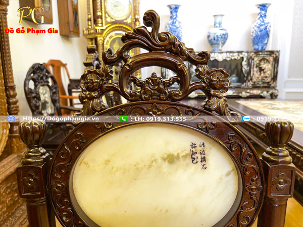 Điểm nổi bật trong thiết kế của bộ bàn ăn cù lá chạm hoa lá tây