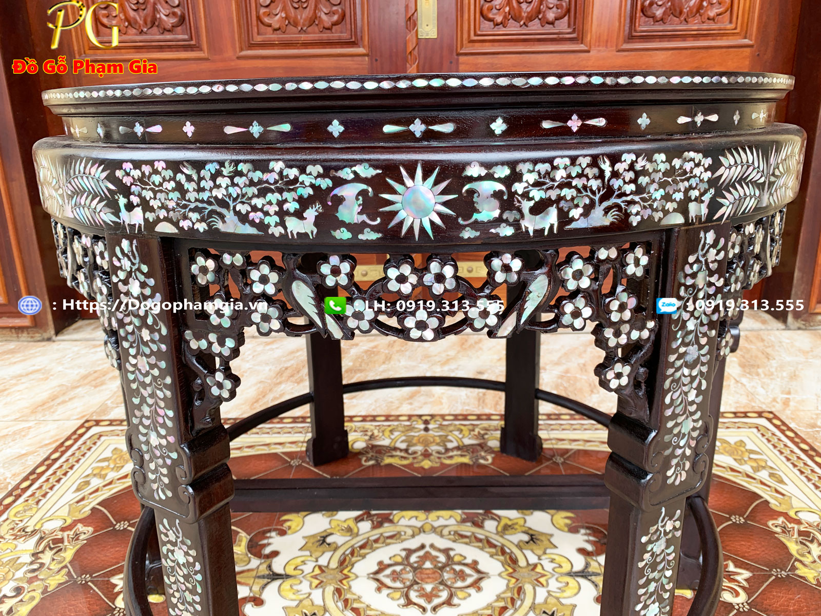 Hình ảnh chi tiết bàn bày đồ bán nguyệt gỗ gụ