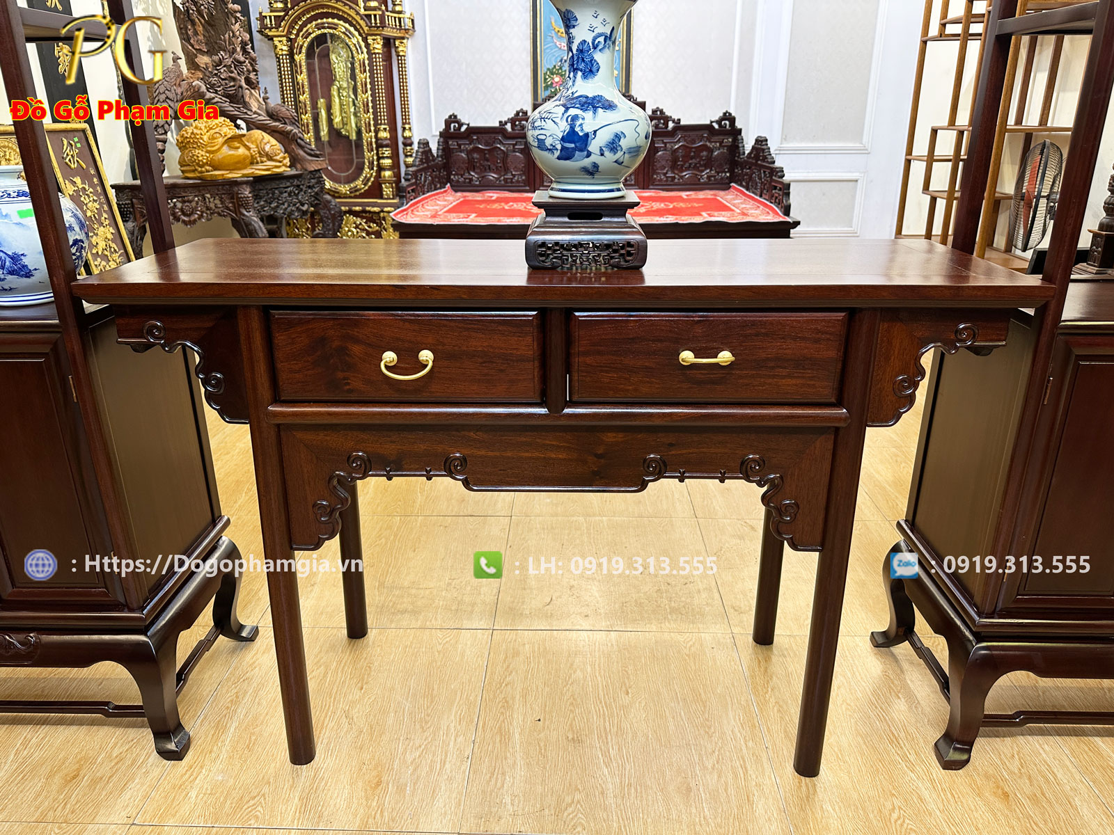 Bàn bày đồ lối tàu gỗ gụ - Nét đẹp giản dị mà tinh tế