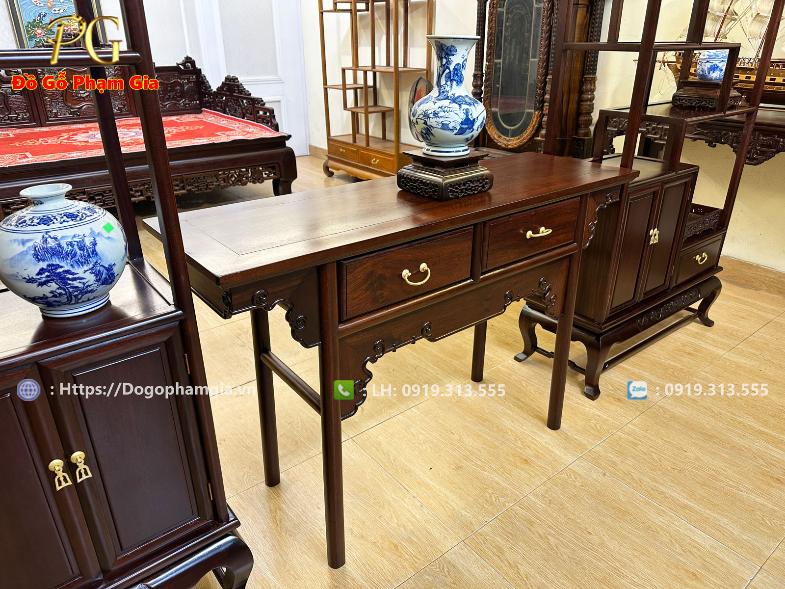 Bàn bày đồ gỗ gụ lối tàu vừa đáp ứng công năng sử dụng và trang trí không gian