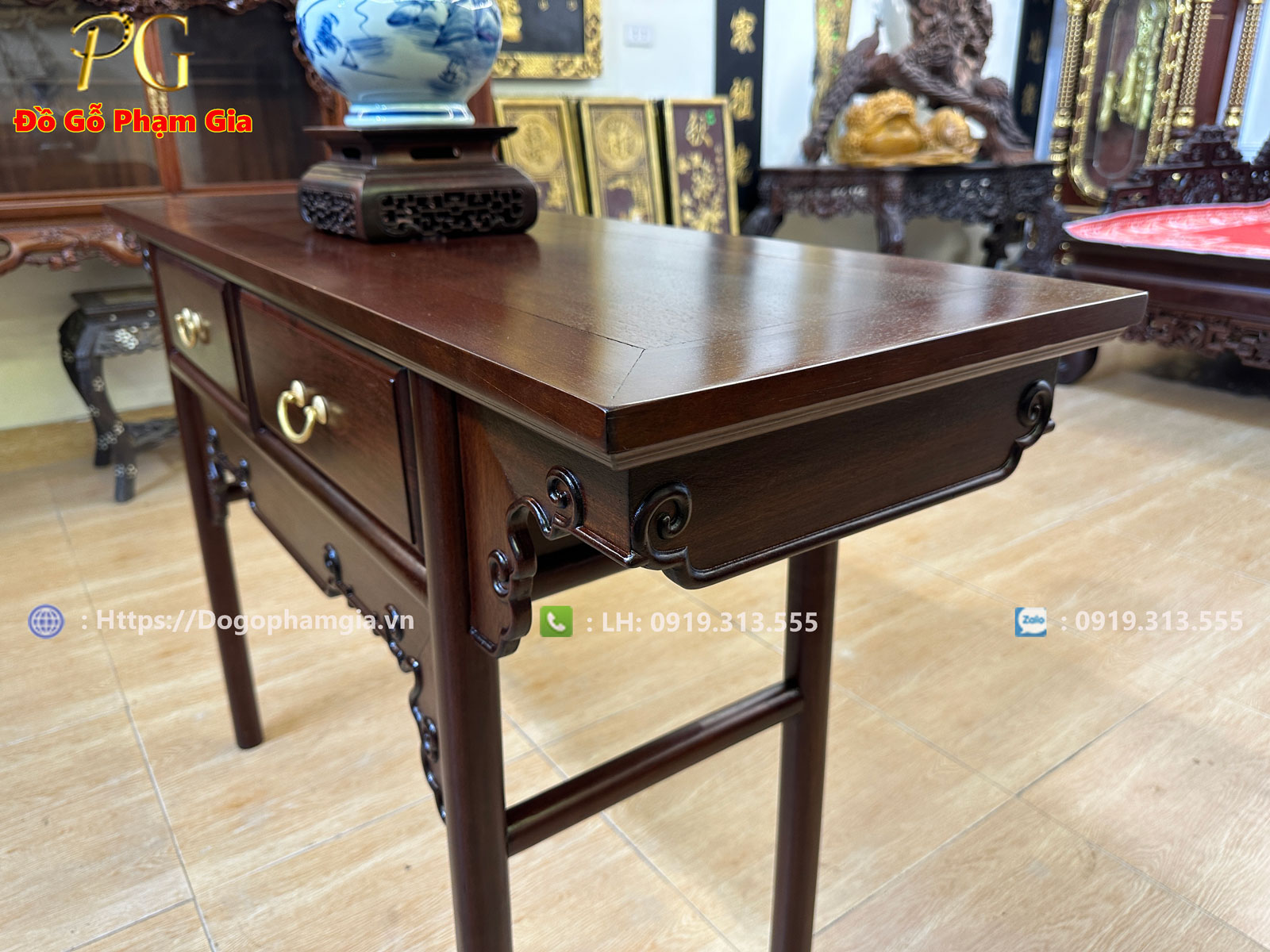 Bàn bày đồ lối tàu gỗ gụ - Nét đẹp giản dị mà tinh tế