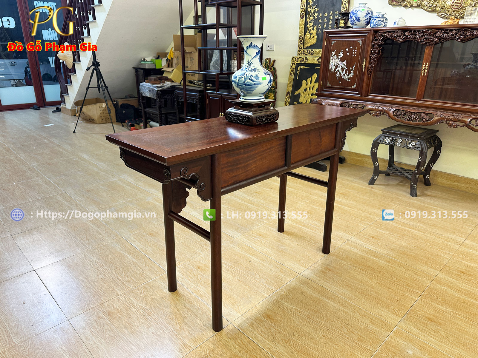 Bàn bày đồ gỗ gụ lối tàu vừa đáp ứng công năng sử dụng và trang trí không gian