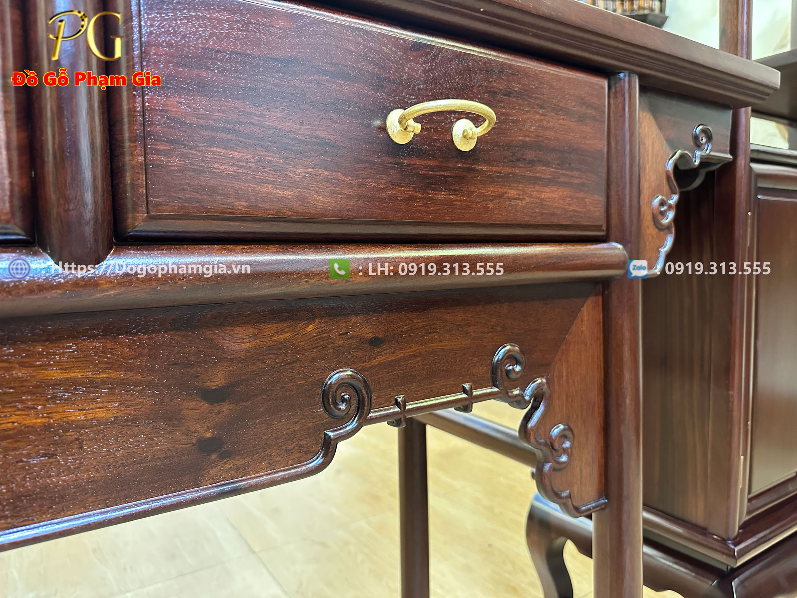 Bàn bày đồ lối tàu gỗ gụ - Nét đẹp giản dị mà tinh tế