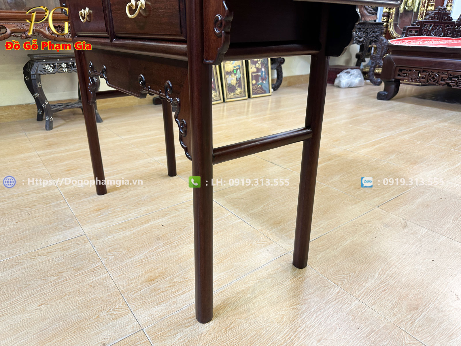 Bàn bày đồ gỗ gụ lối tàu vừa đáp ứng công năng sử dụng và trang trí không gian