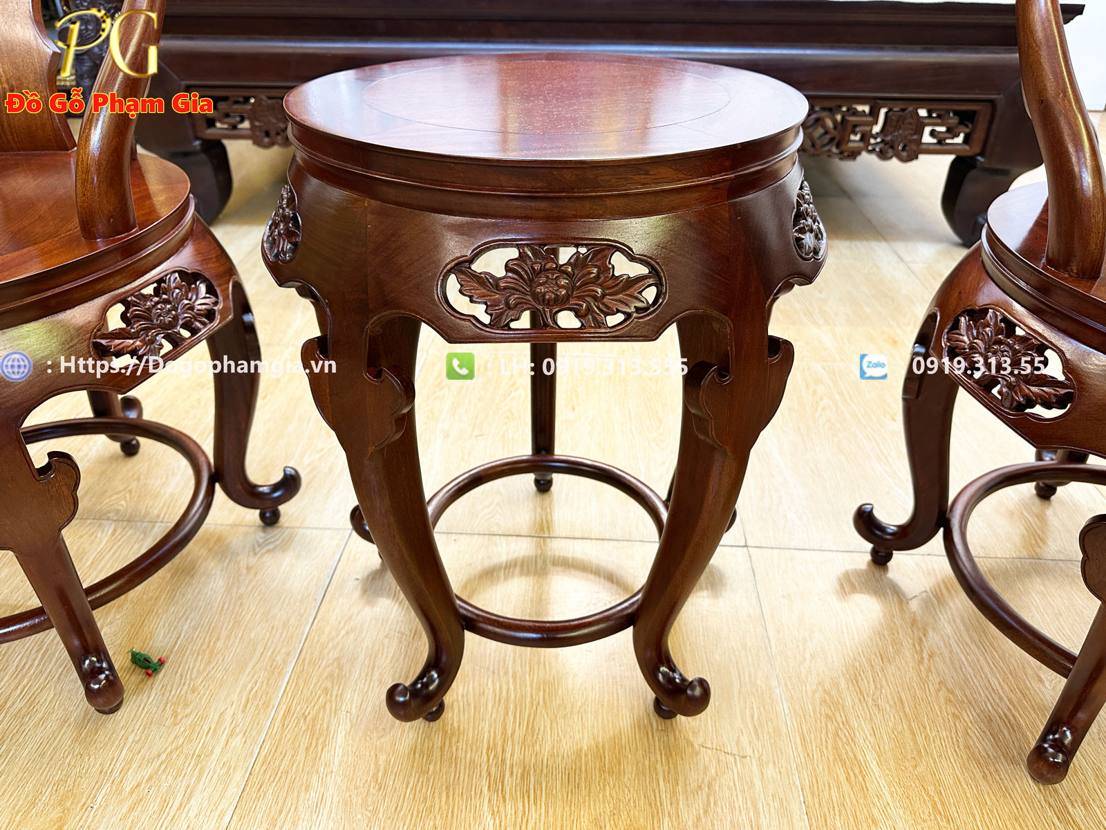 Đường cong mềm mại ,dáng ghế thanh thoát hài hoà