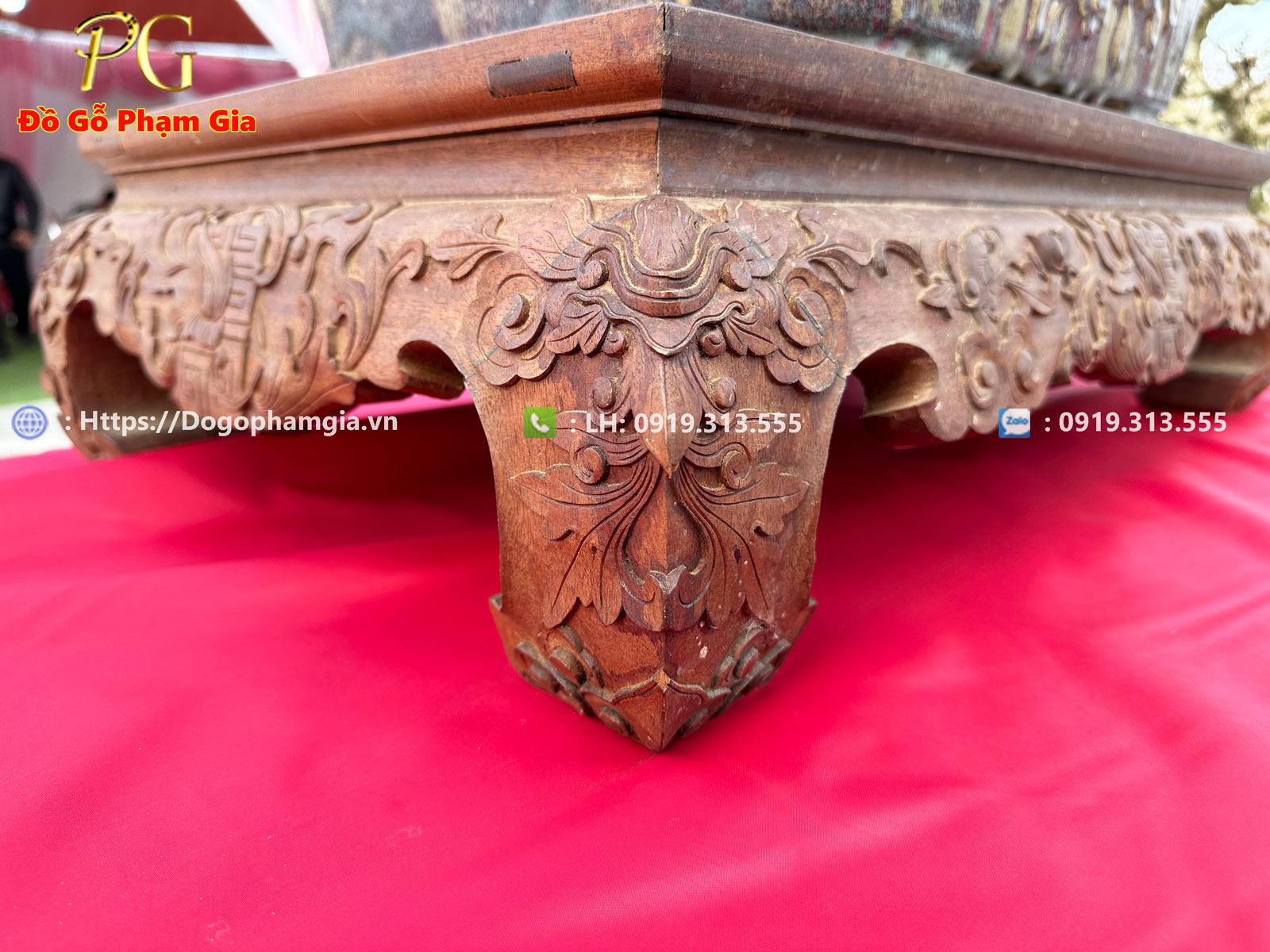 Hình ảnh chiếc bàn văn kỷ Huế chạm dắt