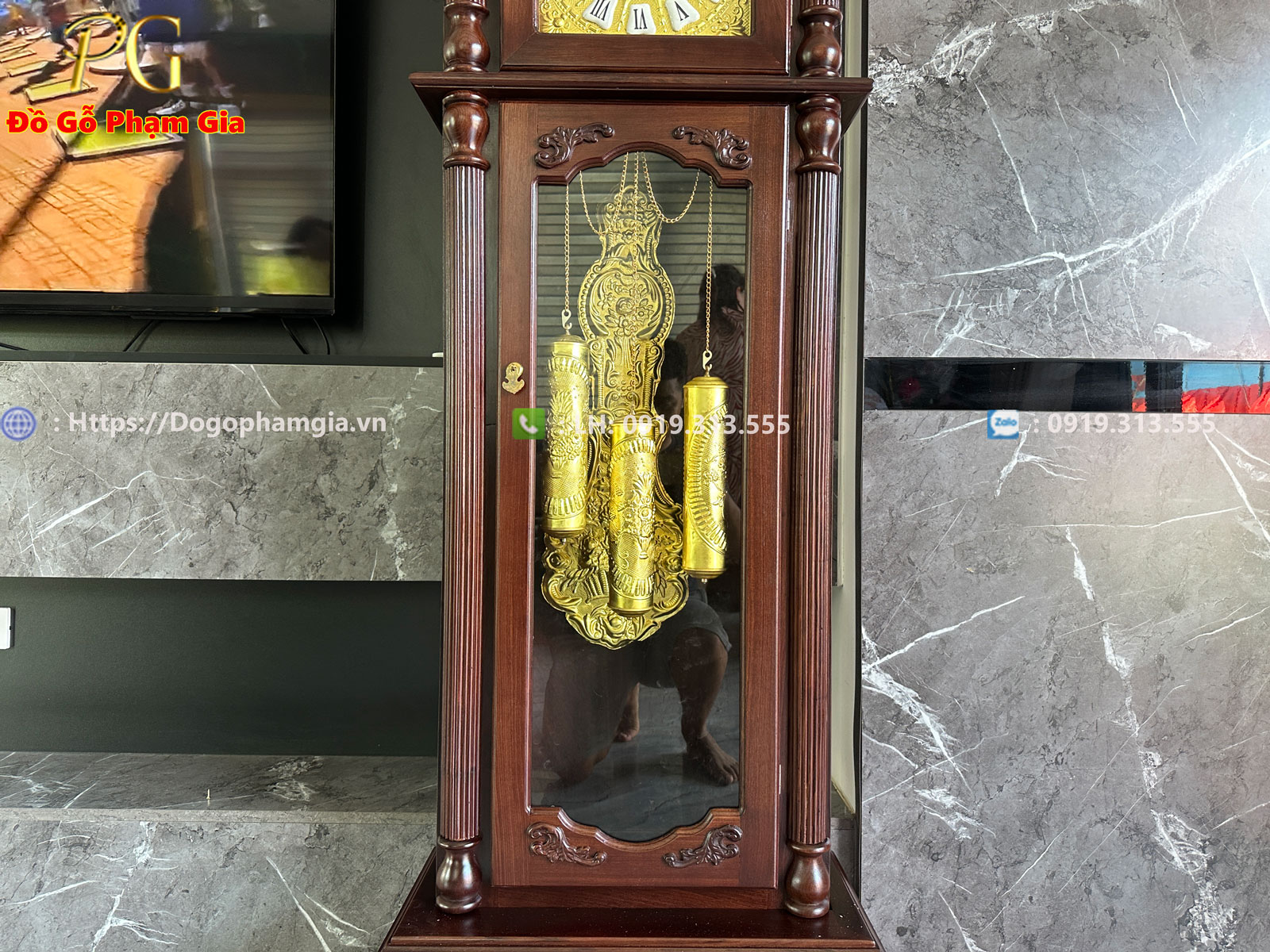 Thiết kế và kiểu dáng nổi bật của chiếc đồng hồ cây gỗ hương
