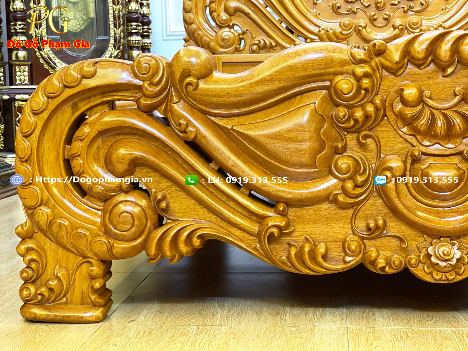 Hình ảnh chi tiết giường tân cổ điển chạm hoa hồng