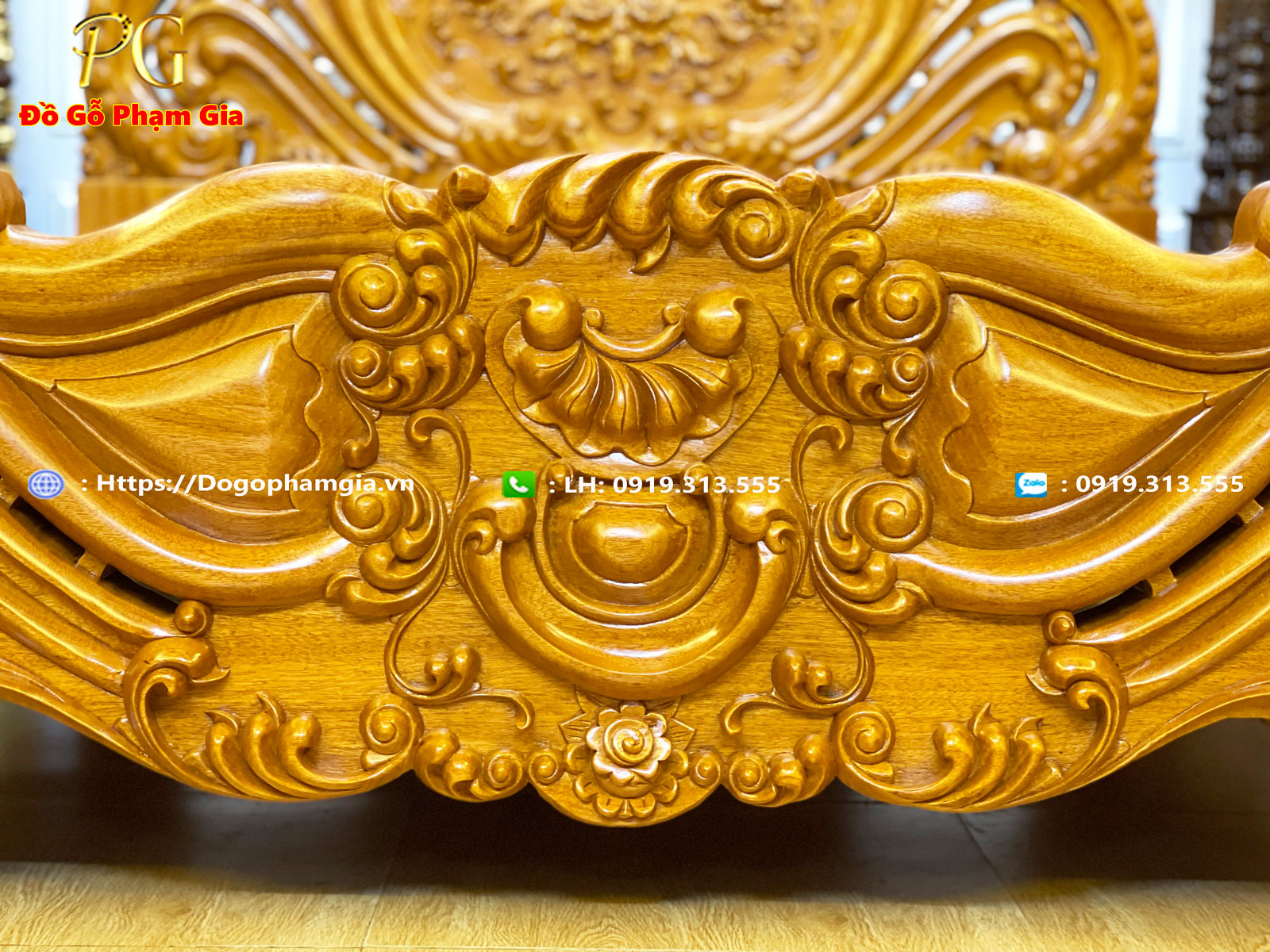 Hình ảnh chi tiết giường tân cổ điển chạm hoa hồng