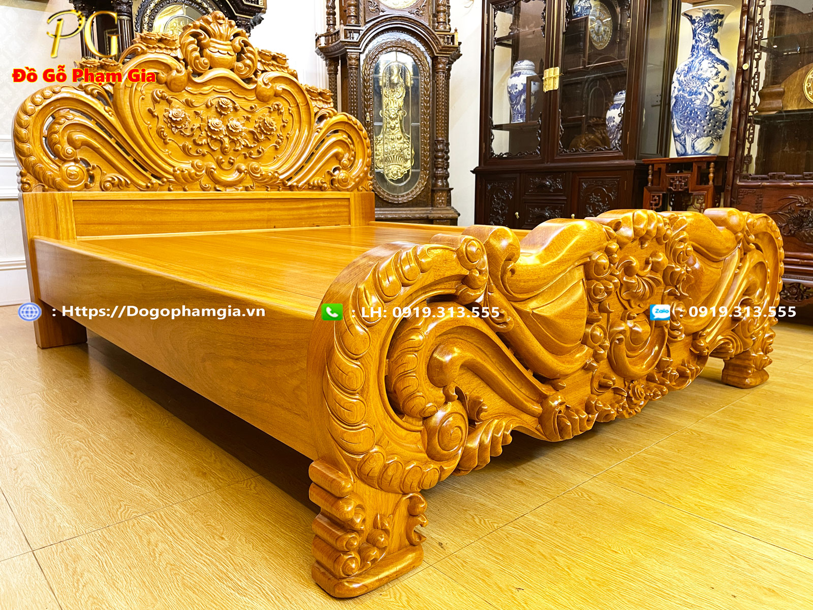 Hình ảnh chi tiết giường tân cổ điển chạm hoa hồng