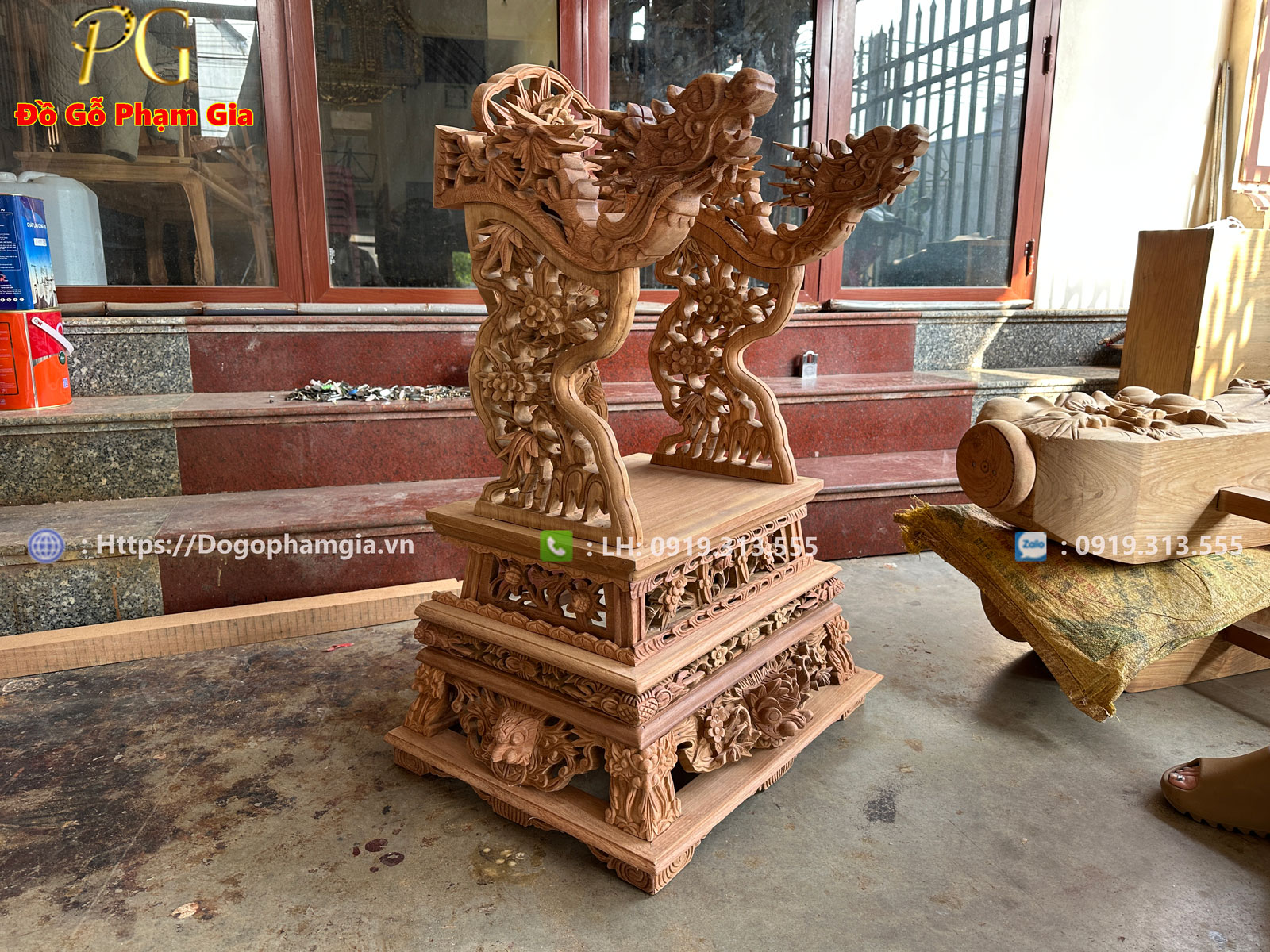 Ngai vách chạm rồng thiết kế và chạm khắc tinh xảo Ngai vách chạm rồng thiết kế và chạm khắc tinh xảo