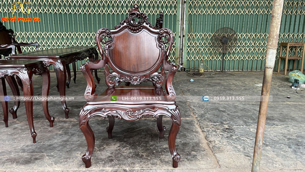 Những nét đặc trưng đặc sắc của bàn ghế louis