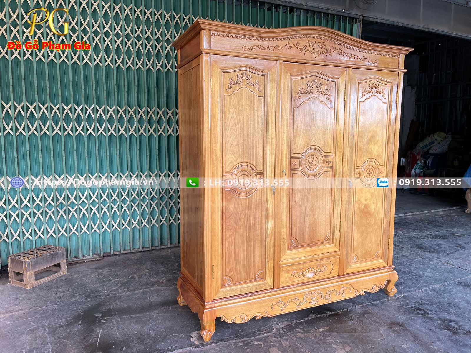 Hình ảnh chi tiết tủ áo gỗ gụ 3 buồng