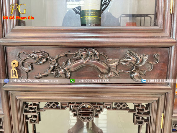 Hình ảnh chi tiết tủ bày đồ gỗ gụ chạm dơi thọ Hình ảnh chi tiết tủ bày đồ gỗ gụ chạm dơi thọ