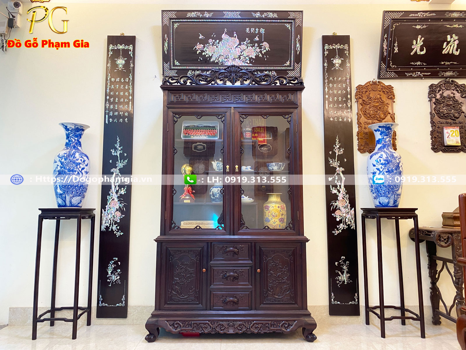 Hình ảnh chi tiết tủ bày đồ gỗ gụ cham hoa lá tây