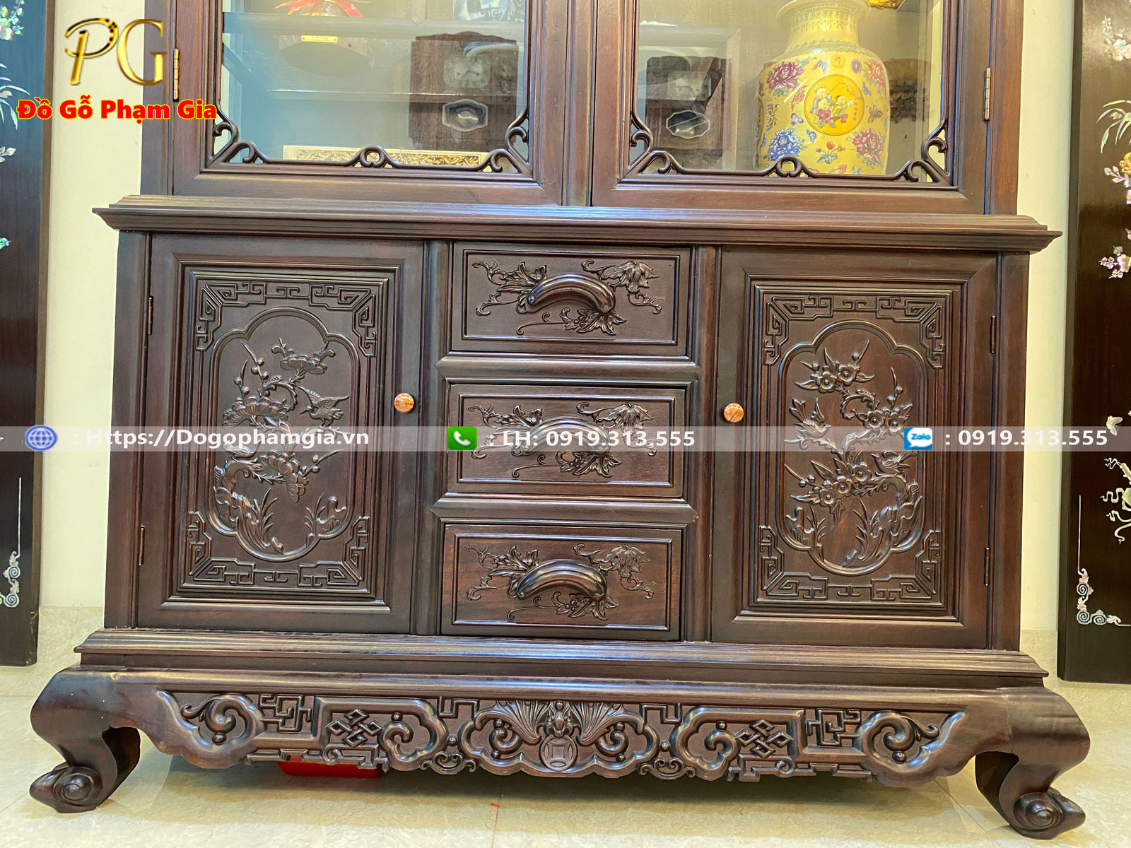 Hình ảnh chi tiết tủ bày đồ gỗ gụ cham hoa lá tây