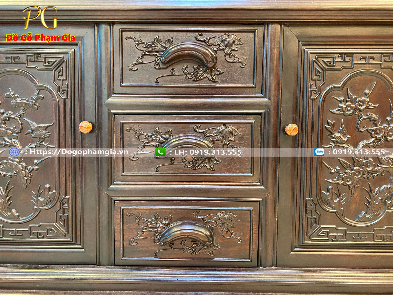 Hình ảnh chi tiết tủ bày đồ gỗ gụ cham hoa lá tây