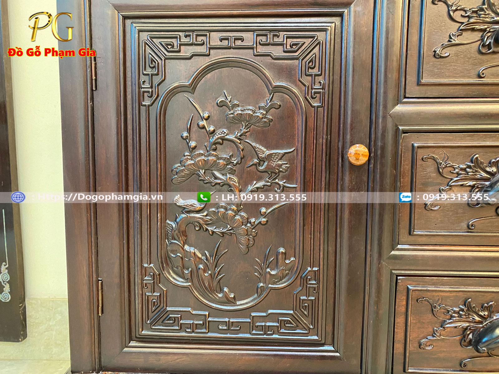 Hình ảnh chi tiết tủ bày đồ gỗ gụ cham hoa lá tây