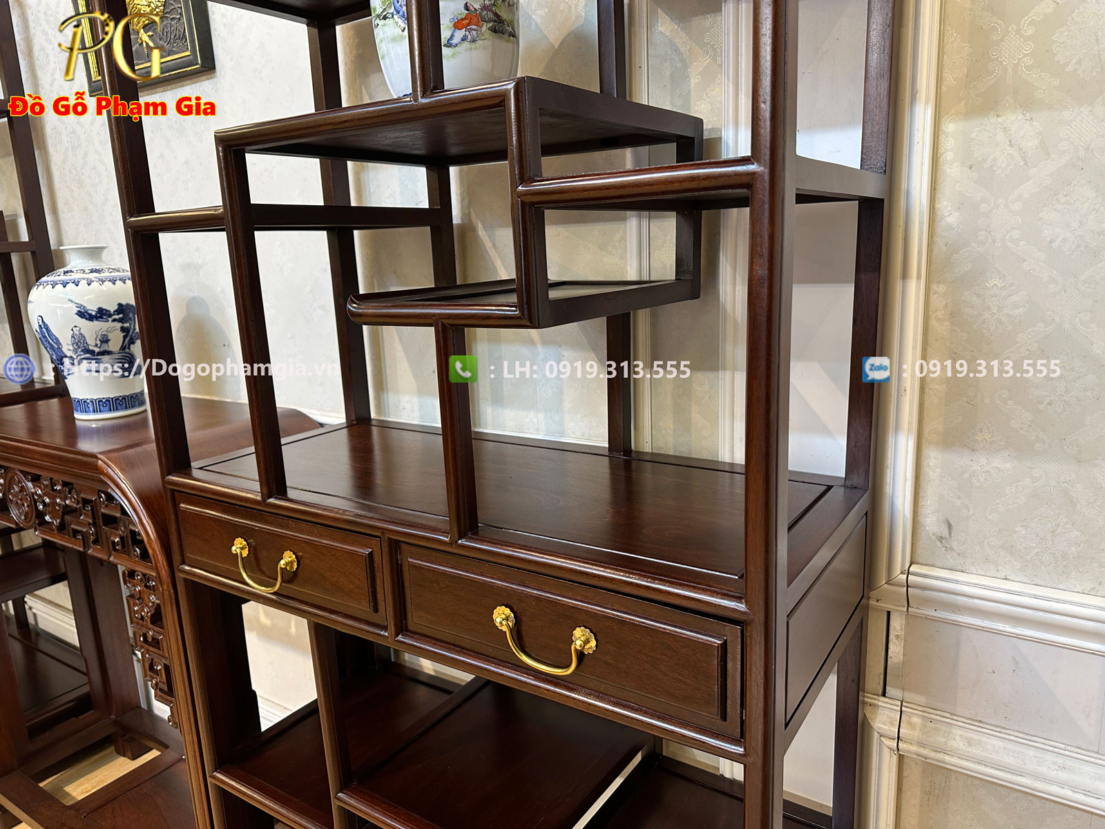 Mua tủ bày đồ đẹp tại Đồ Gỗ Phạm Gia