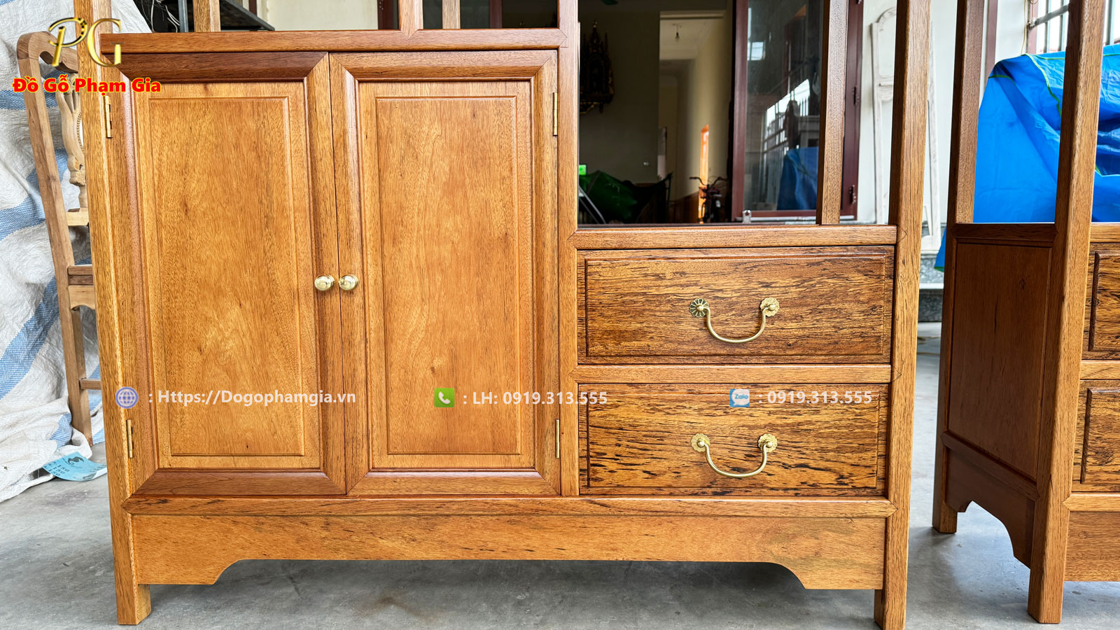 Tủ bày đồ cổ gỗ gụ - Vẻ đẹp vượt thời gian