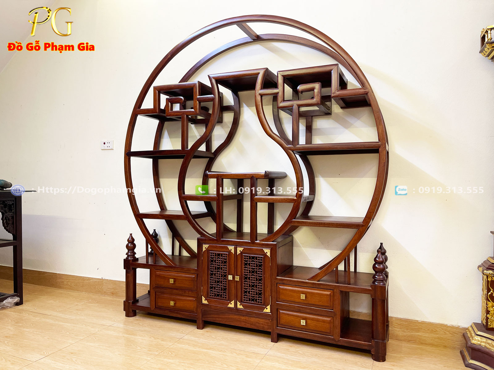 Tủ trưng bày đồ cổ kết hợp làm vách ngăn phòng Tủ trưng bày đồ cổ kết hợp làm vách ngăn phòng