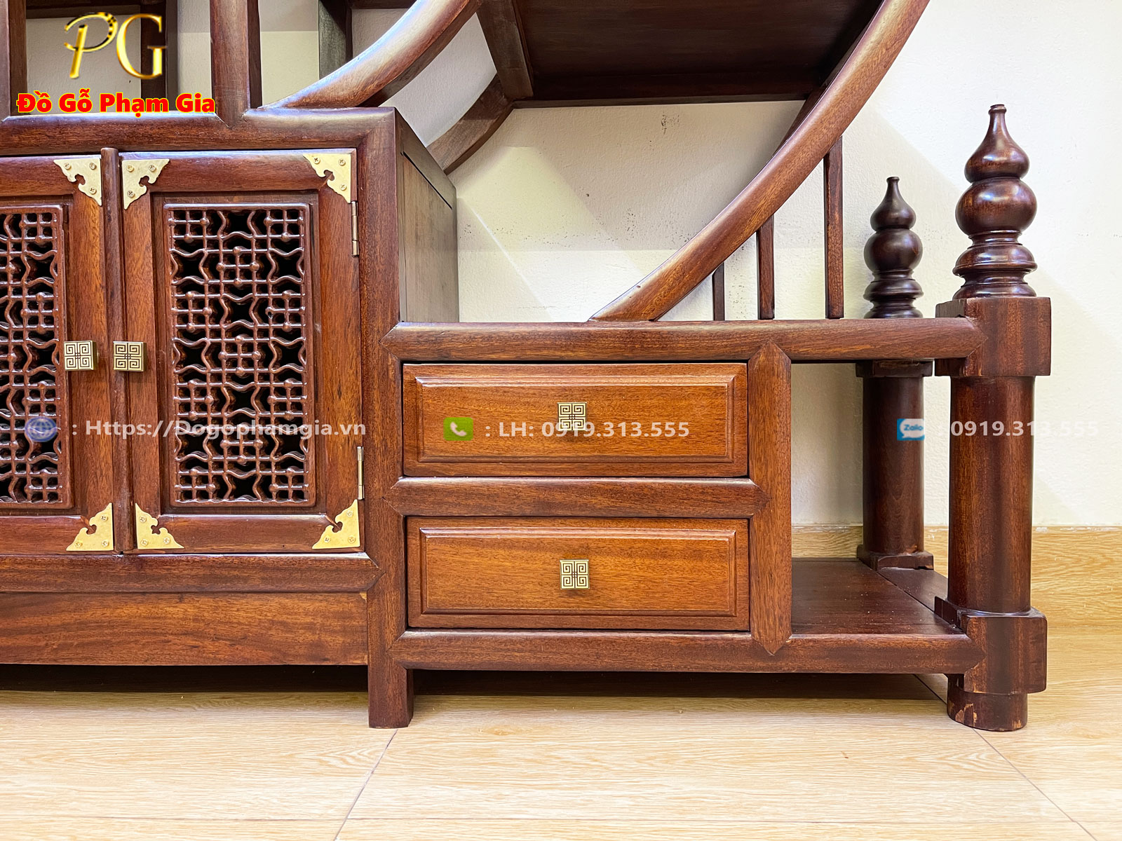 Tủ trưng bày đồ cổ kết hợp làm vách ngăn phòng Tủ trưng bày đồ cổ kết hợp làm vách ngăn phòng