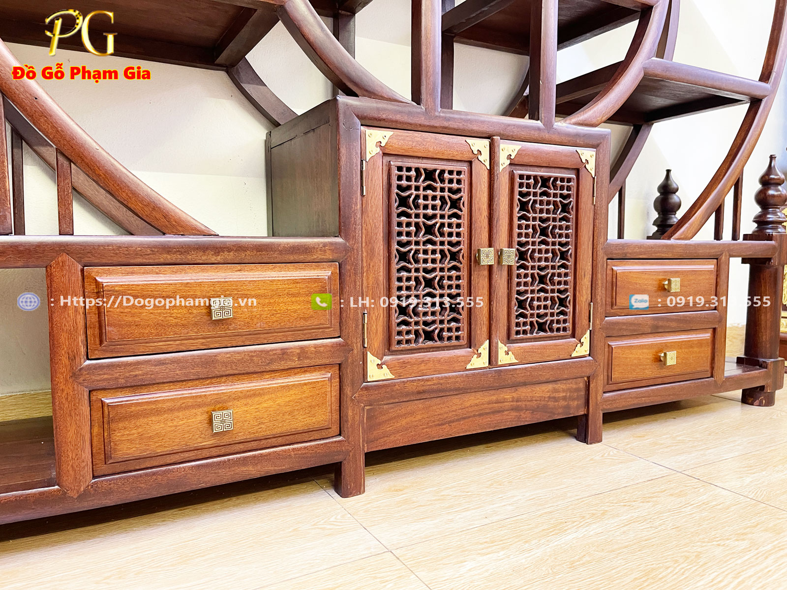 Tủ trưng bày đồ cổ kết hợp làm vách ngăn phòng Tủ trưng bày đồ cổ kết hợp làm vách ngăn phòng