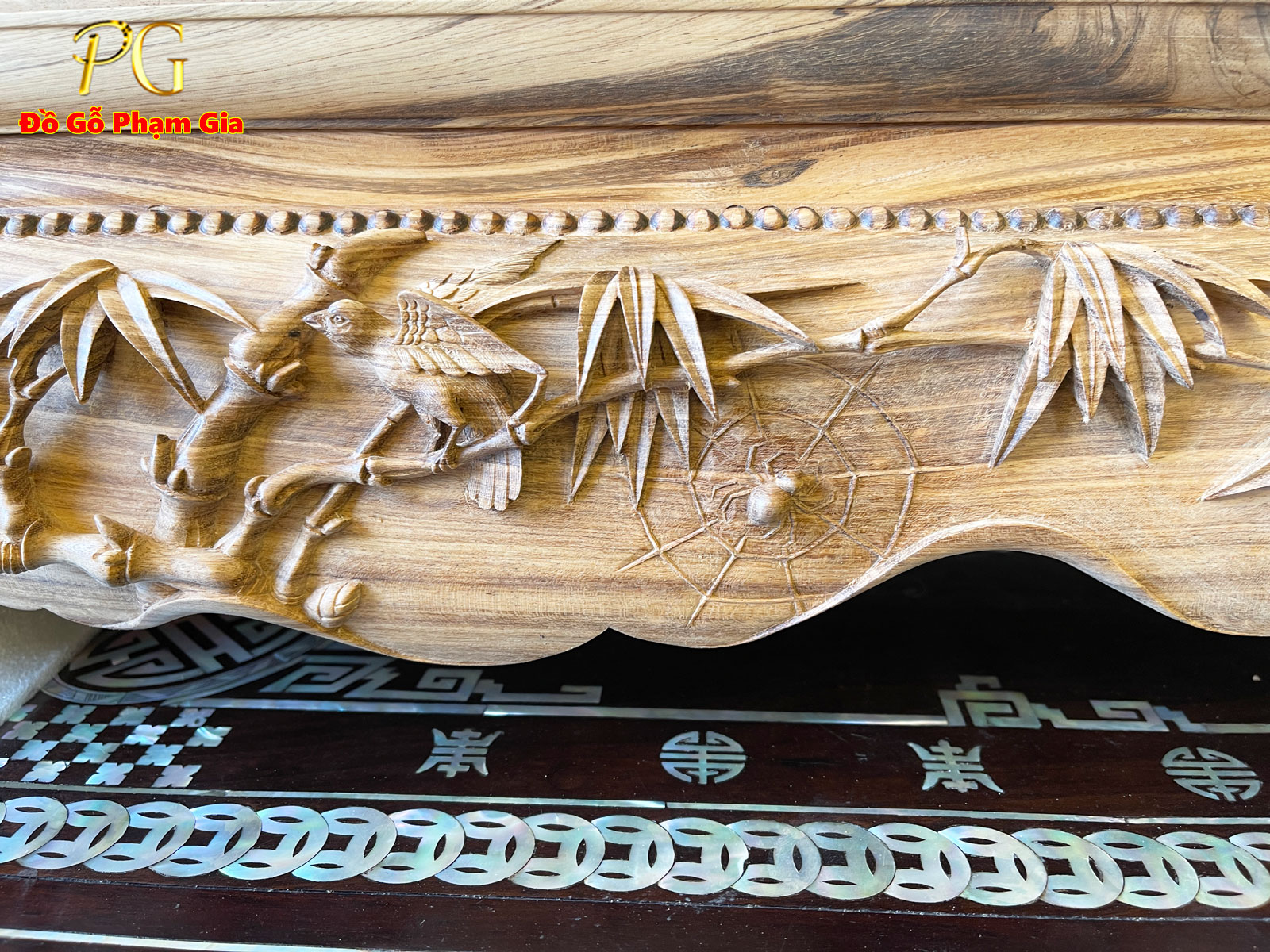 Hình ảnh chi tiết tủ chè chạm sen vịt gỗ gụ ta
